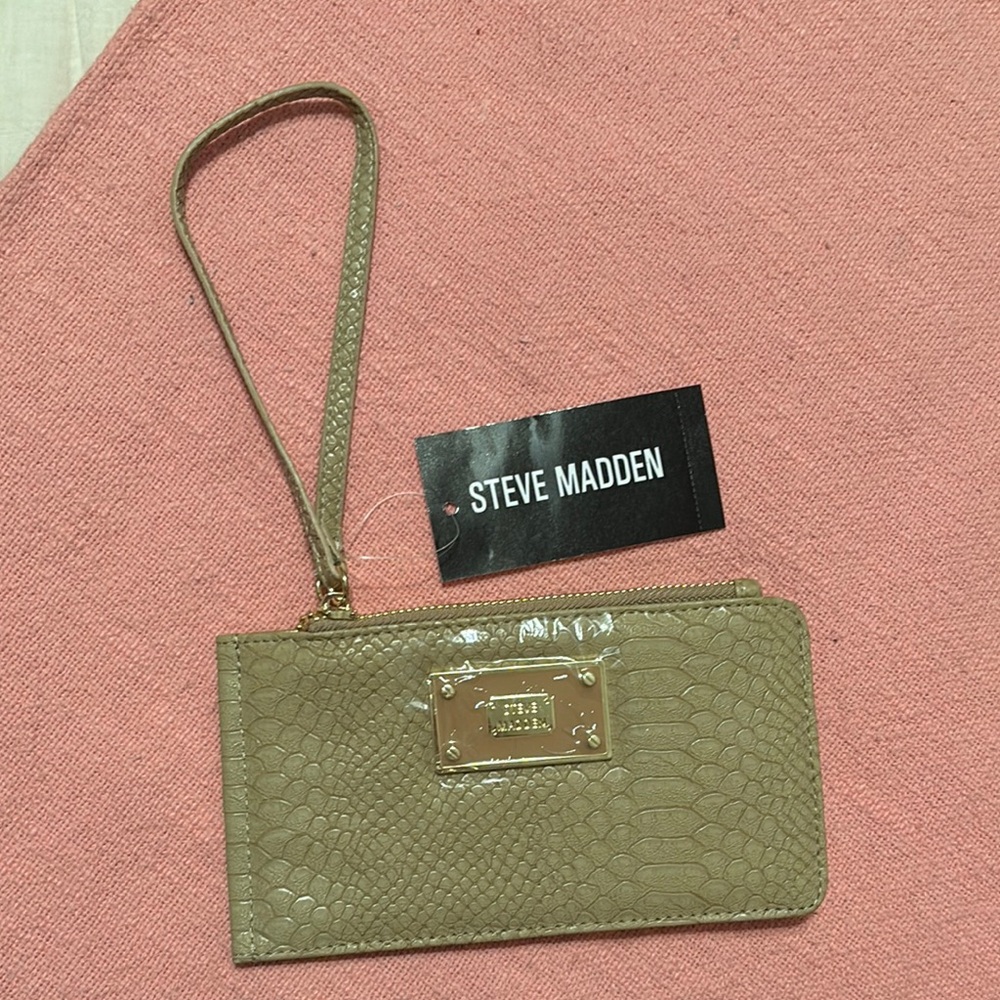 NWT Steve Madden Beige Textured Wristlet